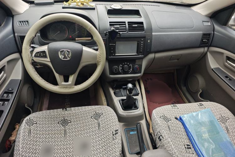Used BAIC Weiwang M20 2014 1.5L Comfort Version BJ415B Center Console