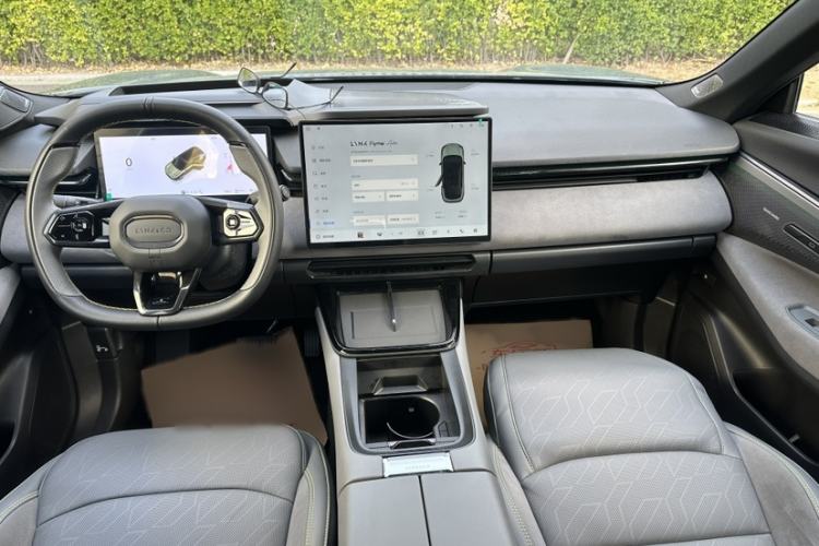 Used Lynk & Co 08 EM-P 2025 220 km All-Wheel-Drive Performance Halo Audio And AC Panel