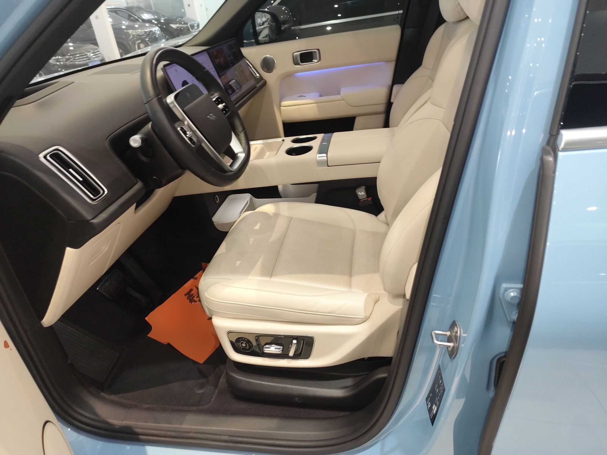 المقاعد الأمامية داخل السيارة