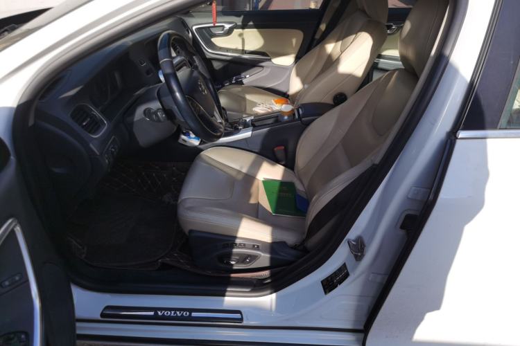 Used Volvo V60 2013 T5 Comfort Edition
