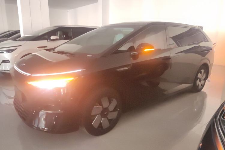 Used XPeng X9 2024 702 Ultra-Long Range Pro
