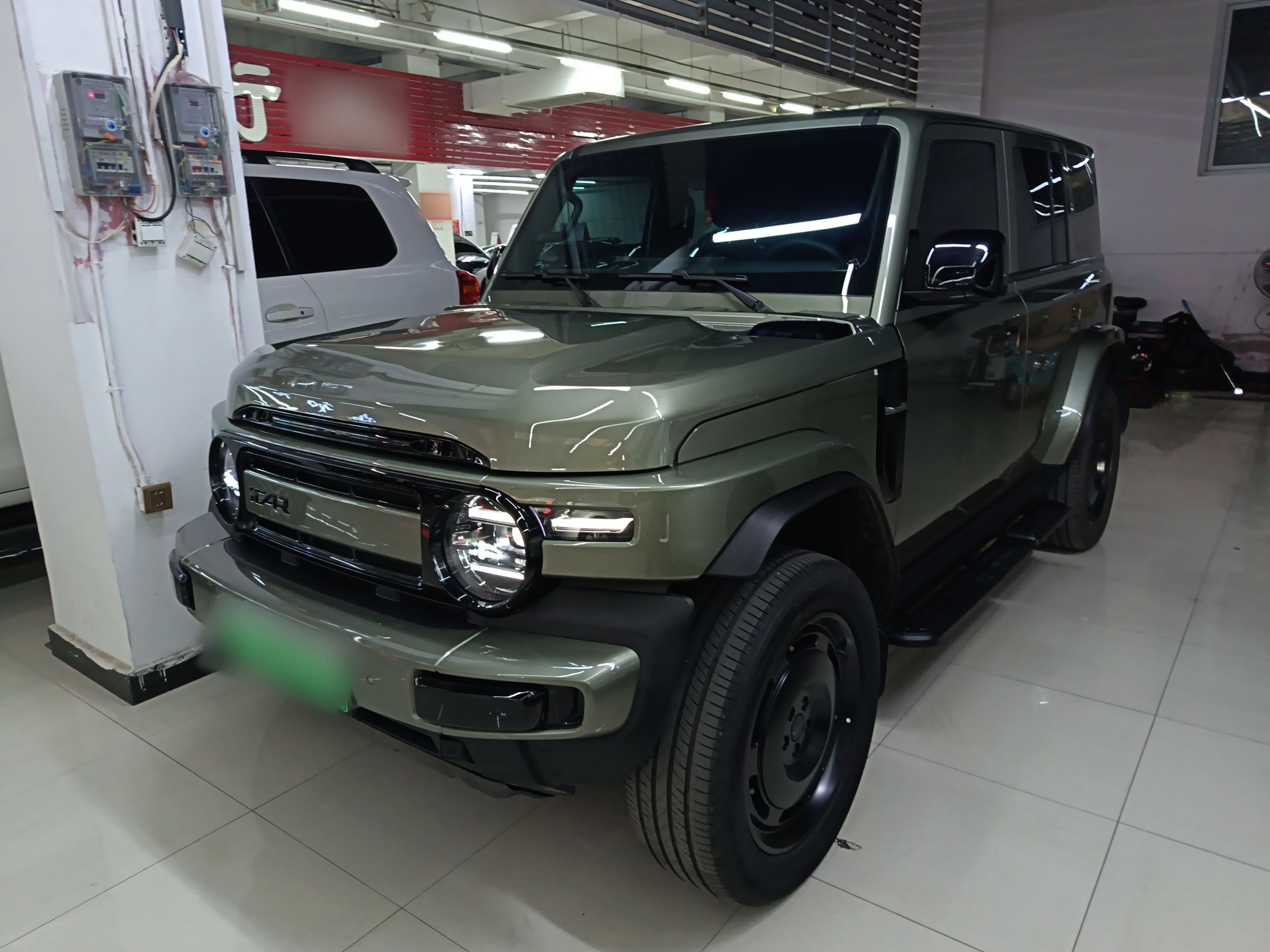 Под передней частью автомобиля