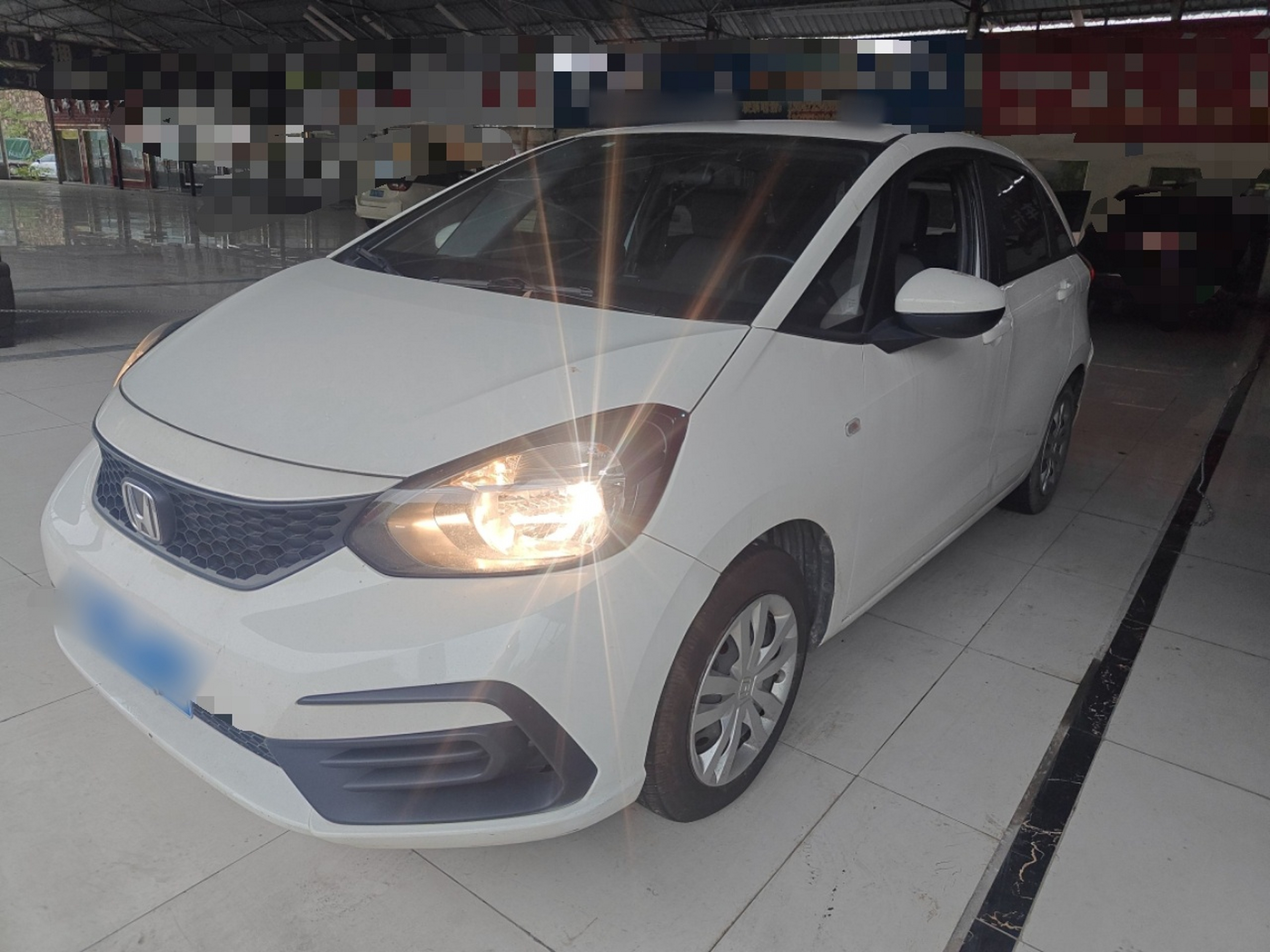 تحت مقدمة السيارة