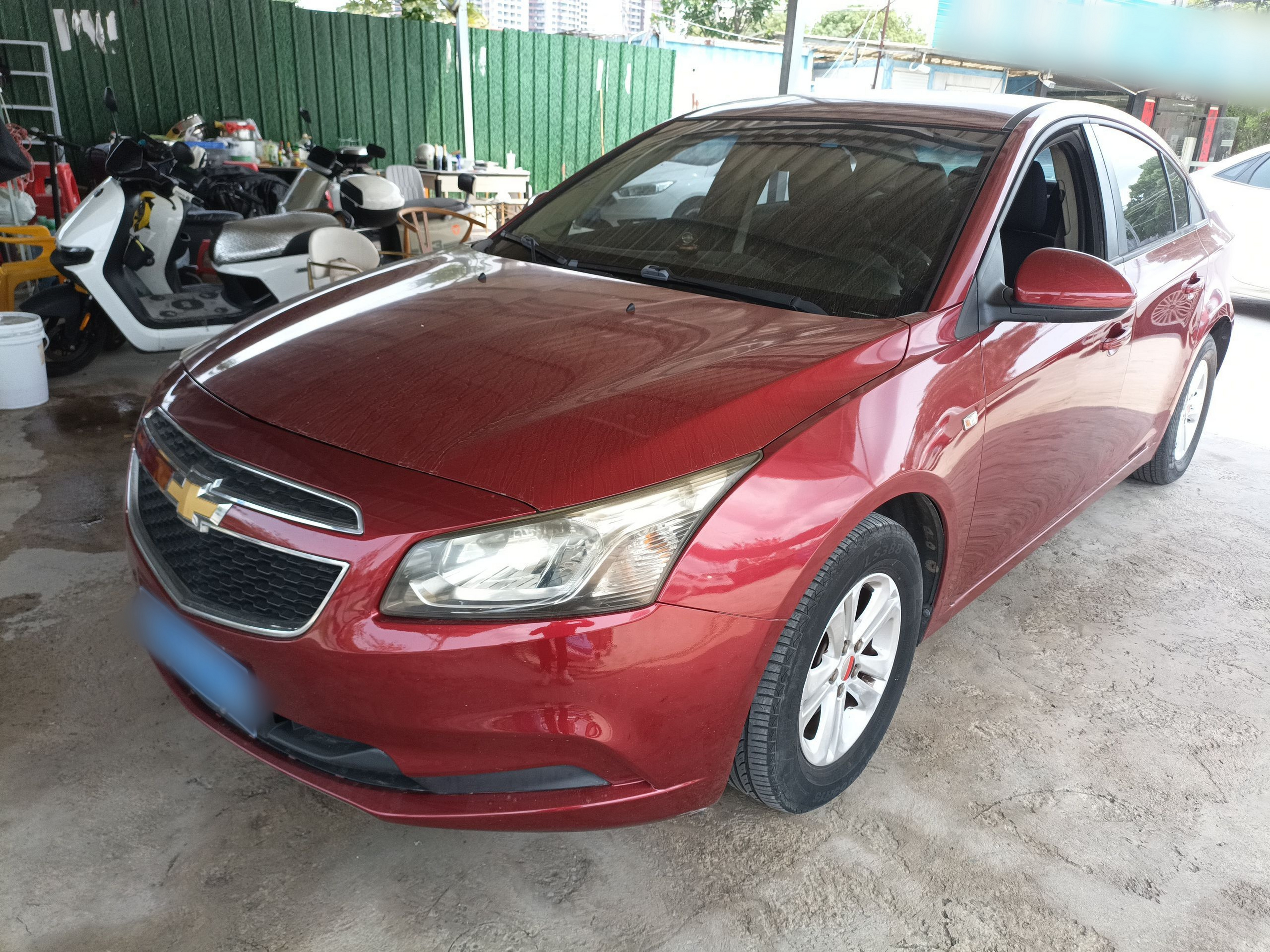 تحت مقدمة السيارة