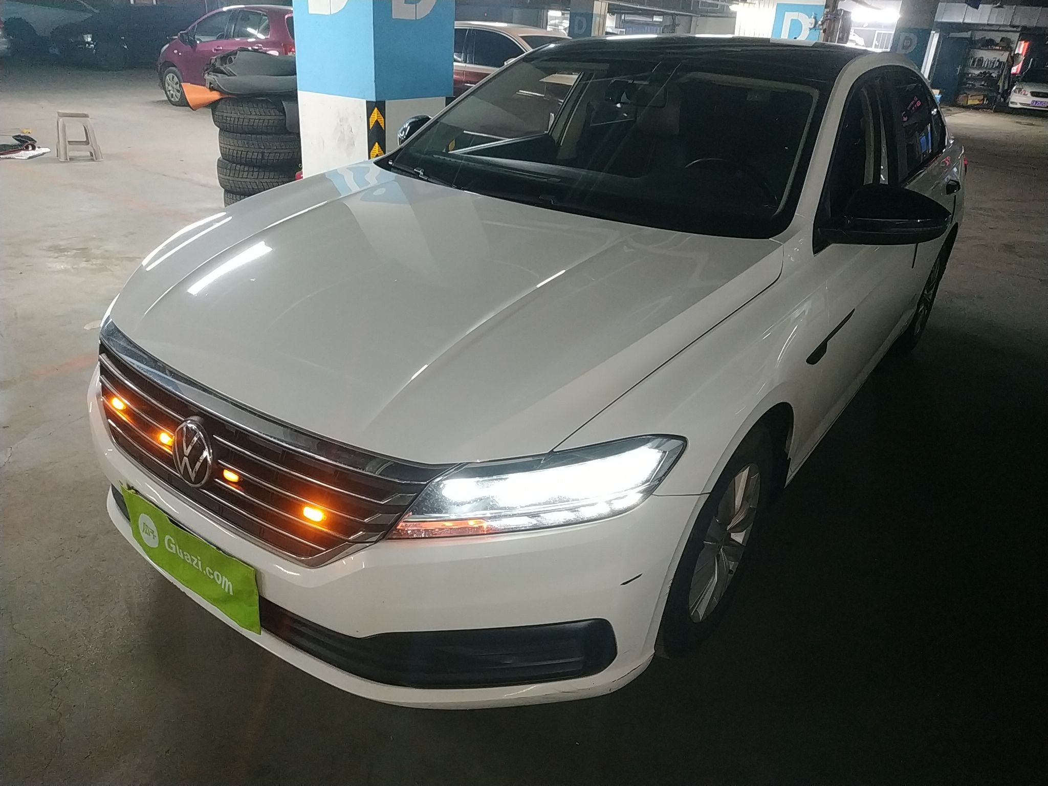 تحت مقدمة السيارة