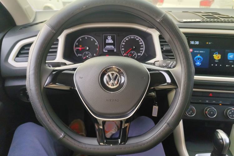 Used Volkswagen T-ROC 2019 230TSI DSG Two-Wheel Drive Fashion Edition China VI Standard Steering Wheel