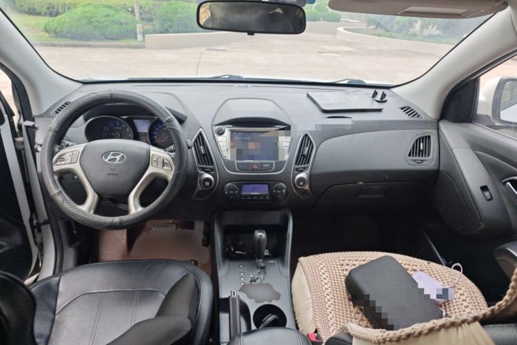 Used Hyundai ix35 2013 2.0L Automatic Two-Wheel Drive Smart GLS China IV Standard Center Console