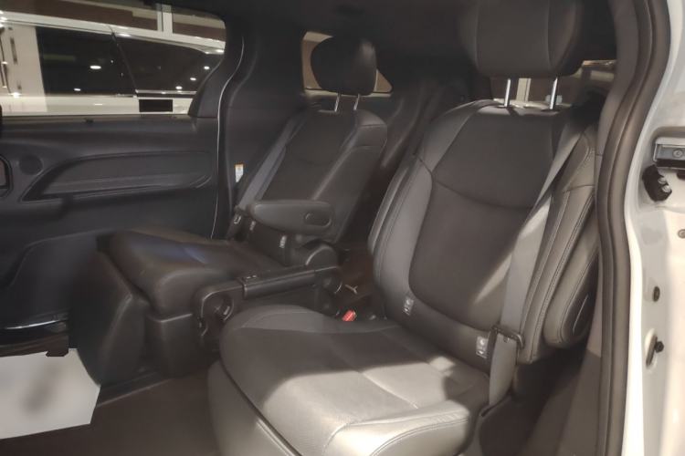 Used Toyota Sienna 2023 2.5L Hybrid Deluxe Edition
