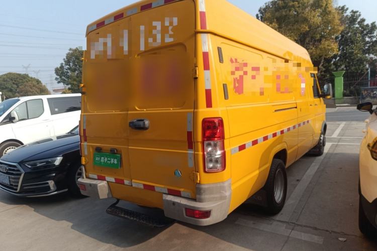 Used Iveco Daily 2021 2.8T V40 VAN厢式 Cargo Van 3-Seater Long Wheelbase Mid-Roof Design Dual Tires Manual Door