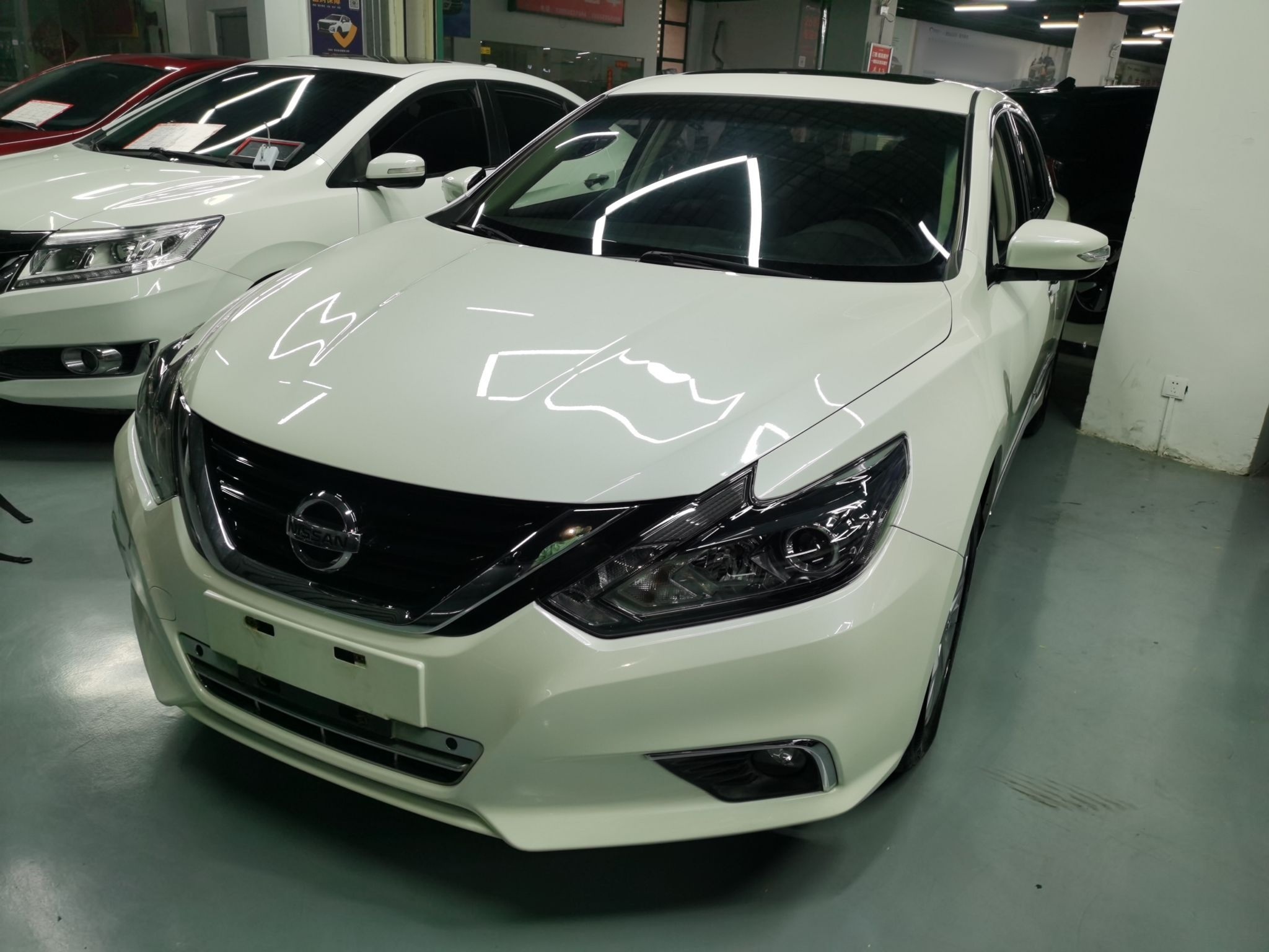 تحت مقدمة السيارة