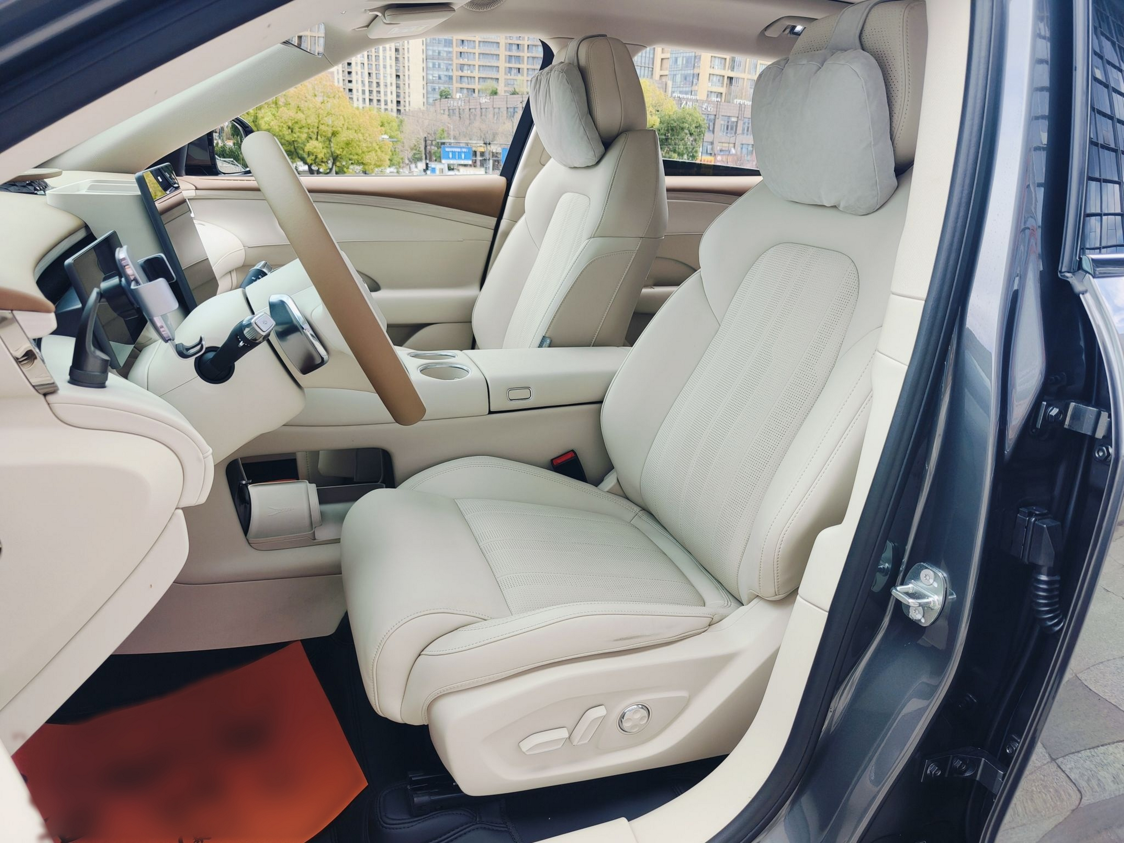 المقاعد الأمامية داخل السيارة