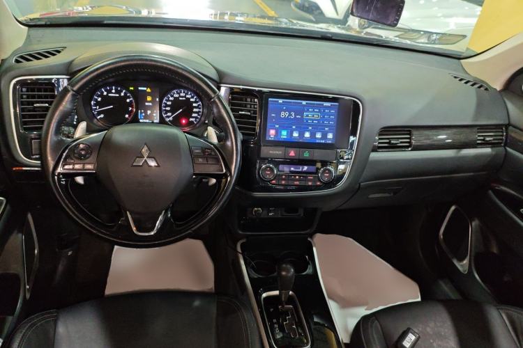 Used Mitsubishi Outlander 2019 2.4L 4x4 Zhi Xiang Edition 7 Seats China VI Standard
