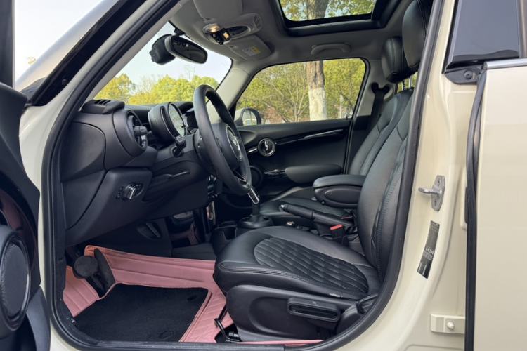 Used MINI 2018 1.5T ONE PLUS Five-Door Edition Interior 8