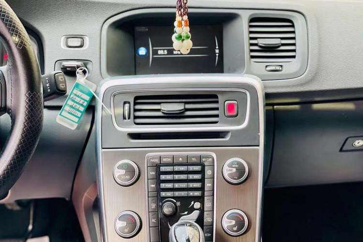 Used Volvo V60 2015 T5 Zhiyi Edition