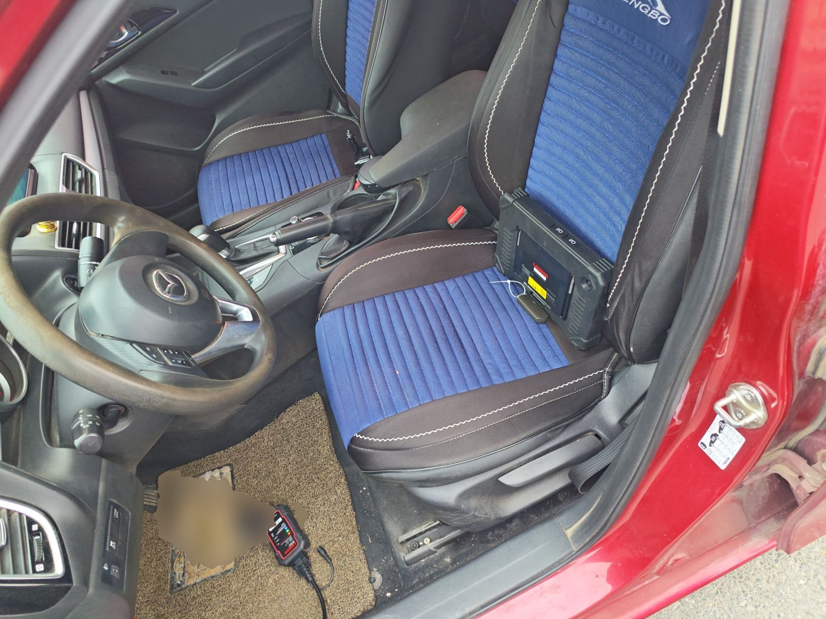 المقاعد الأمامية داخل السيارة