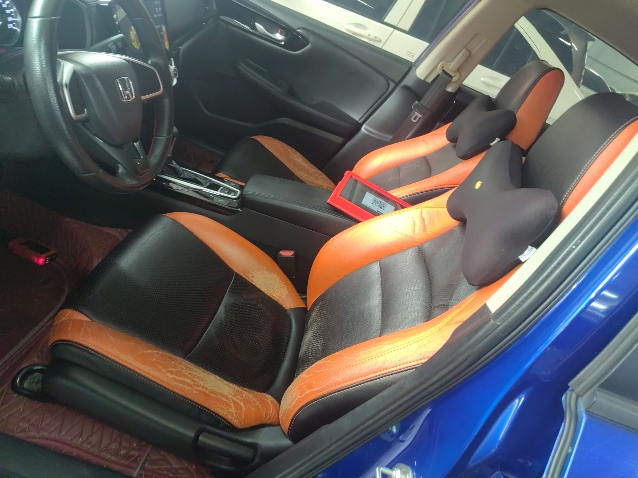 المقاعد الأمامية داخل السيارة