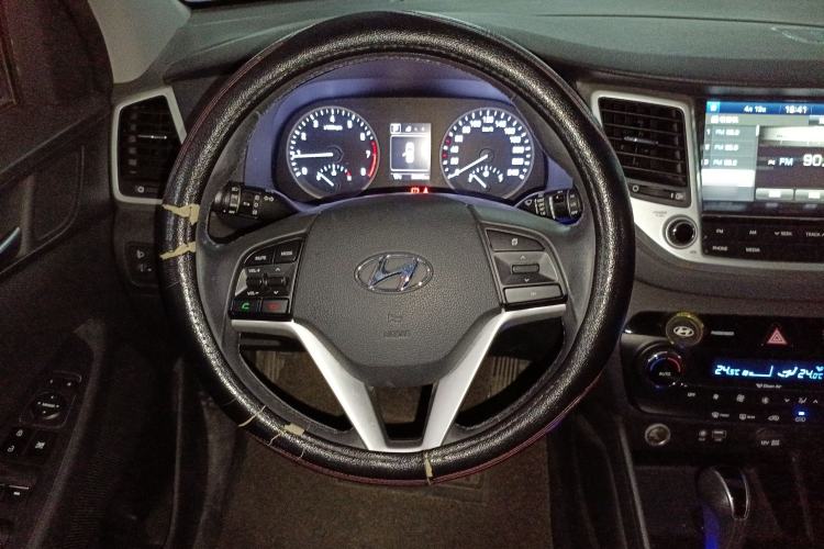 Used Hyundai Tucson 2015 1.6T Dual-Clutch Two-Wheel-Drive Smart Model Steering Wheel