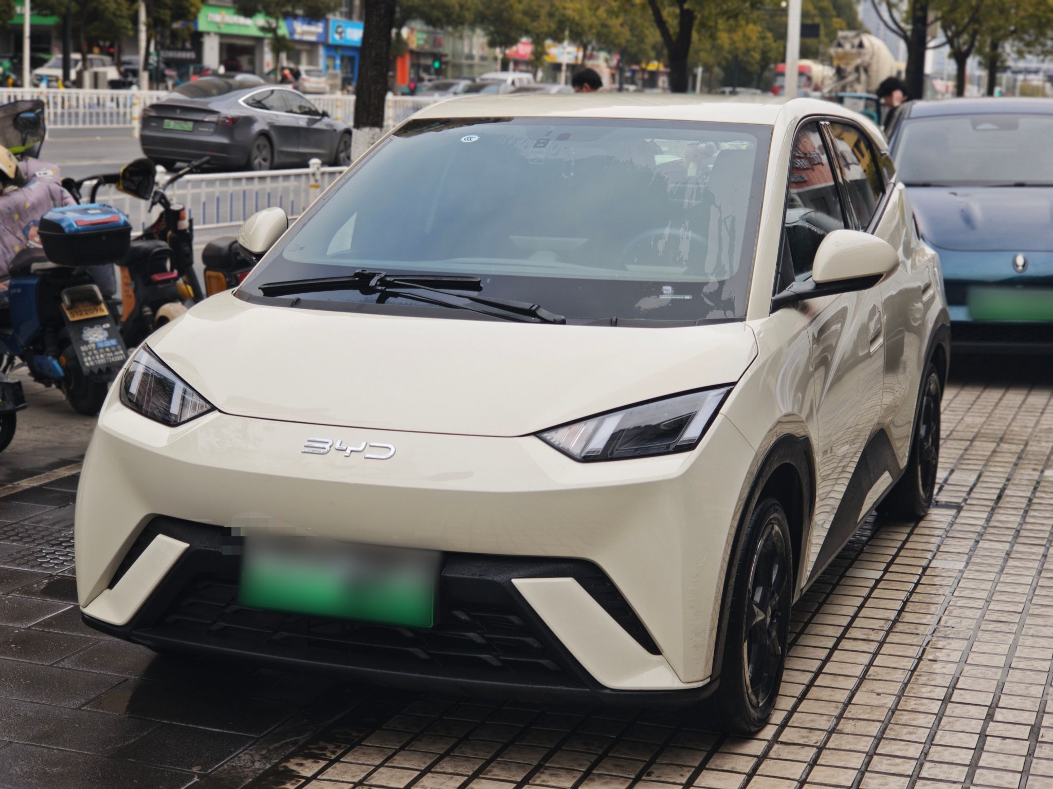 Под передней частью автомобиля