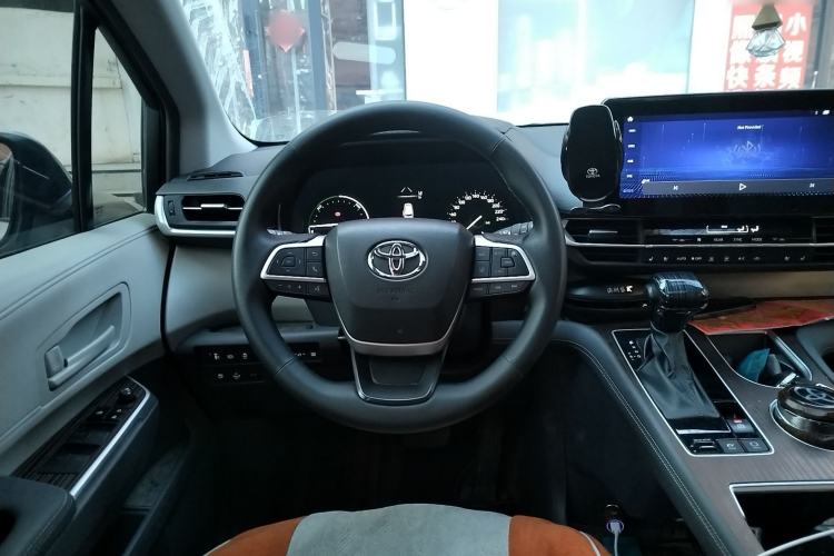 Used Toyota Granvia 2023 2.5L Hybrid Luxury Edition
