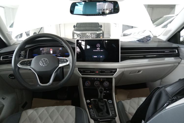 Used Volkswagen Sagitar 2023 300TSI DSG Excellence Edition Center Console