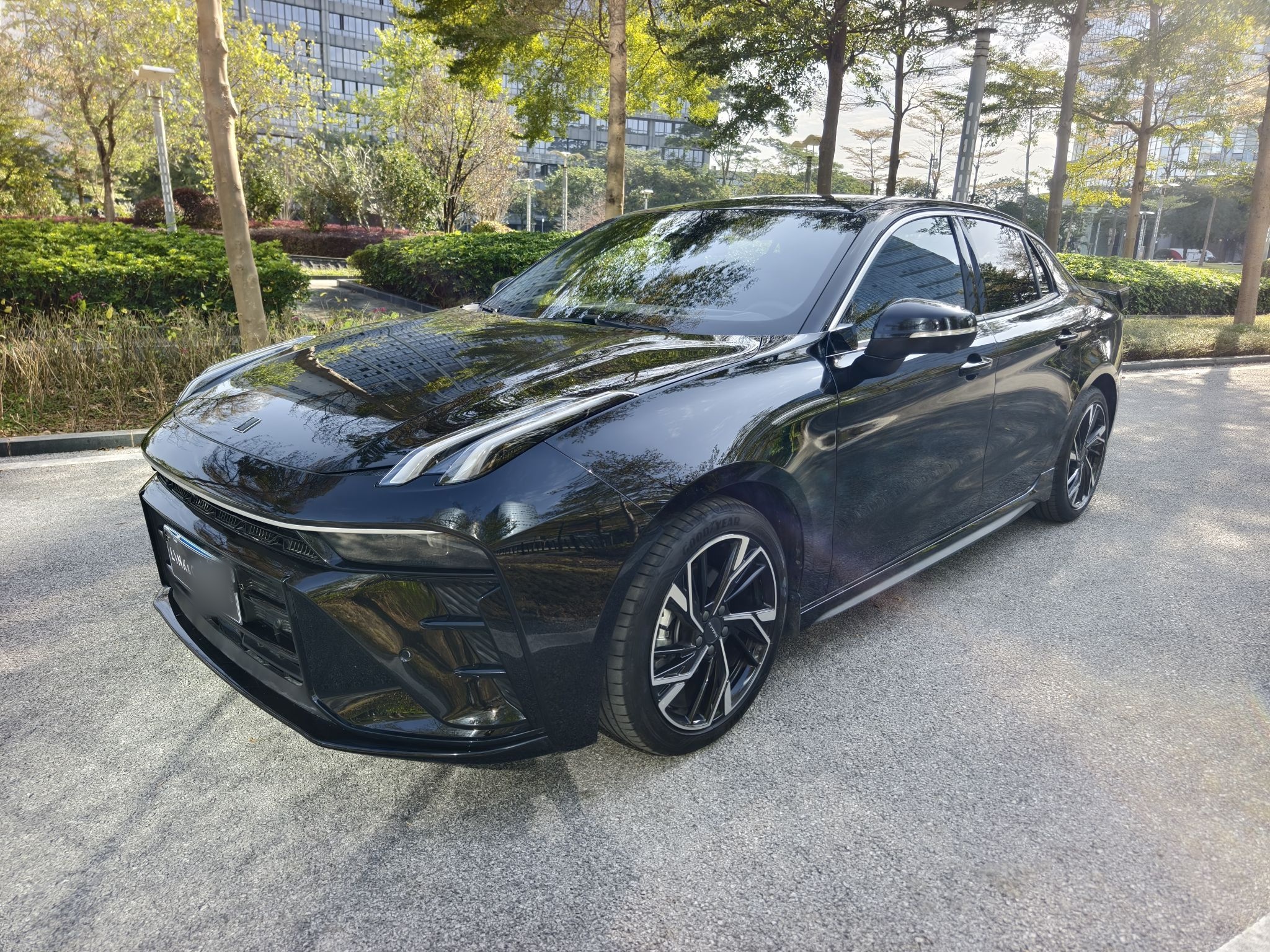 Под передней частью автомобиля