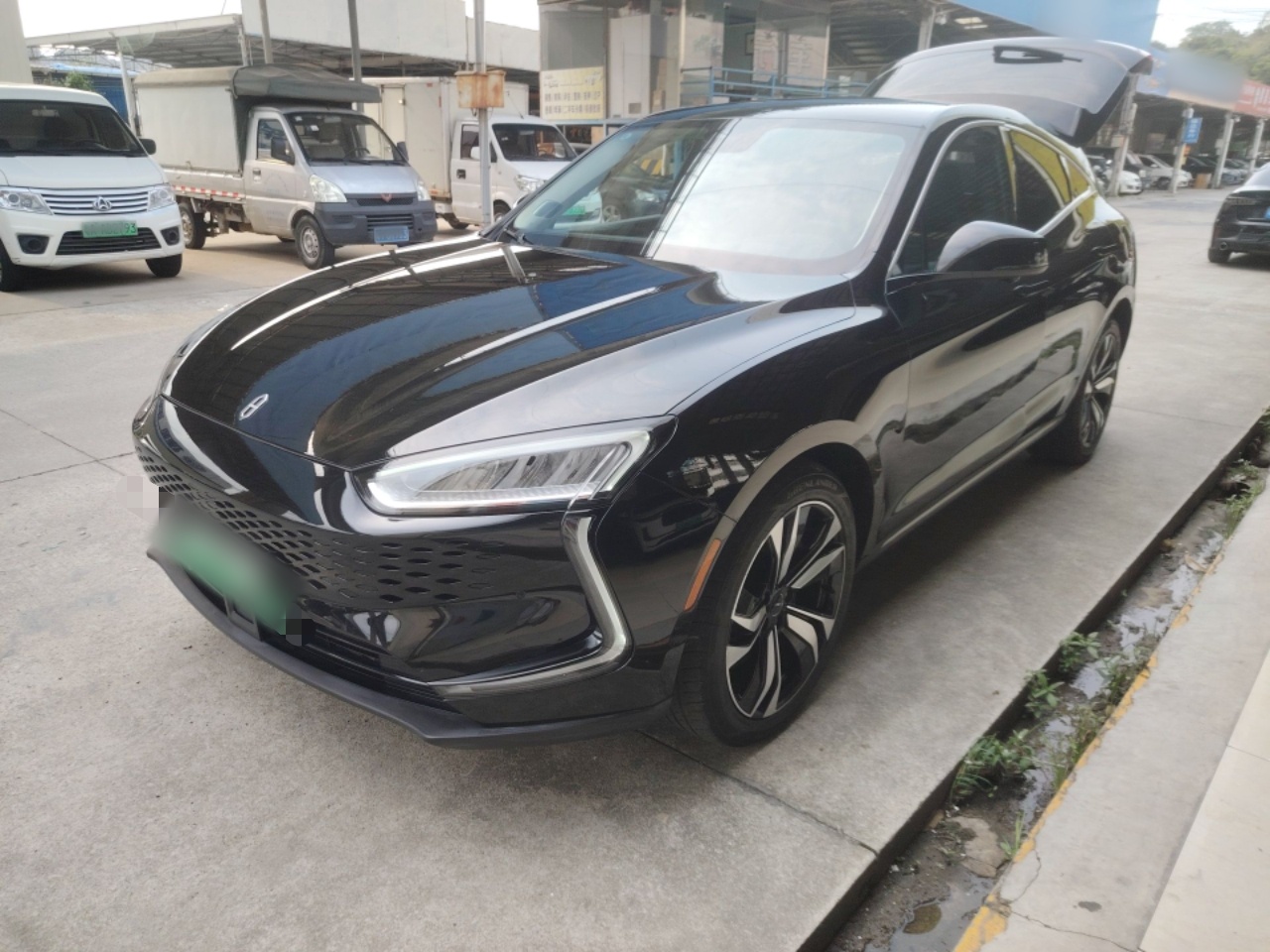 تحت مقدمة السيارة