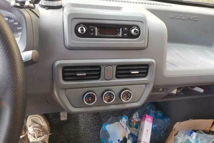 Used Wuling Yangguang 2024 300KM Comfort Version Passenger Van 75kW Audio And AC Panel