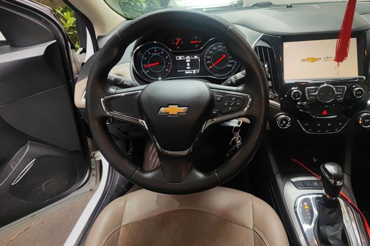 Used Chevrolet Cruze 2015 1.5L Automatic Luxury Edition Steering Wheel