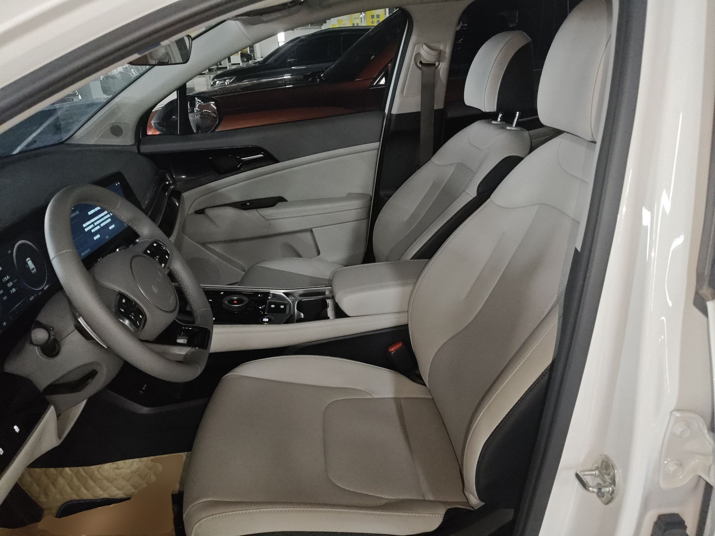 المقاعد الأمامية داخل السيارة