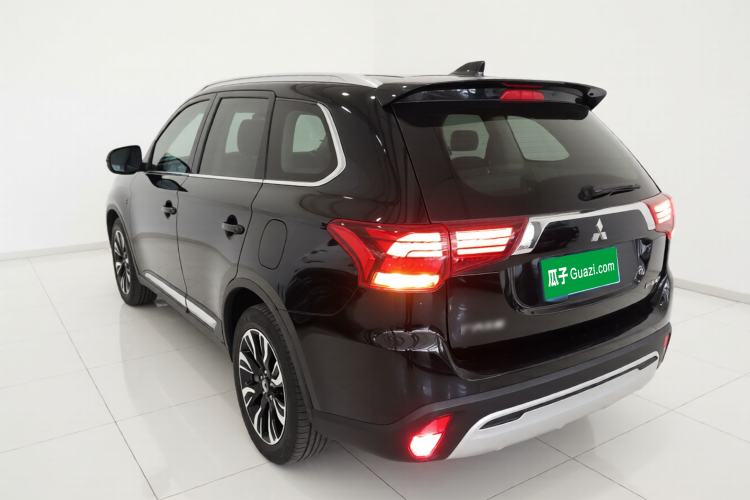 Used Mitsubishi Outlander 2019 2.0L Two-Wheel Drive Comfort Edition 7-Seater China VI Standard Exterior 2