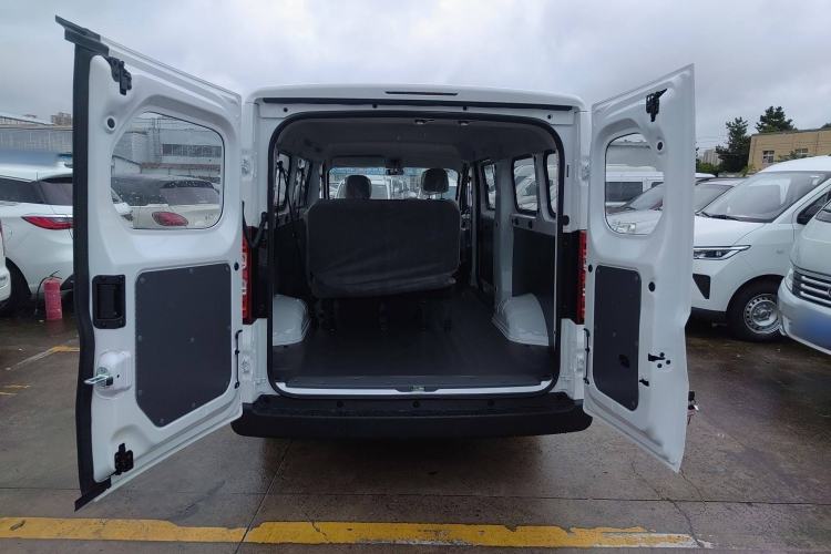 Used Wuling Yangguang 2024 300KM Comfort Version Passenger Van 75kW