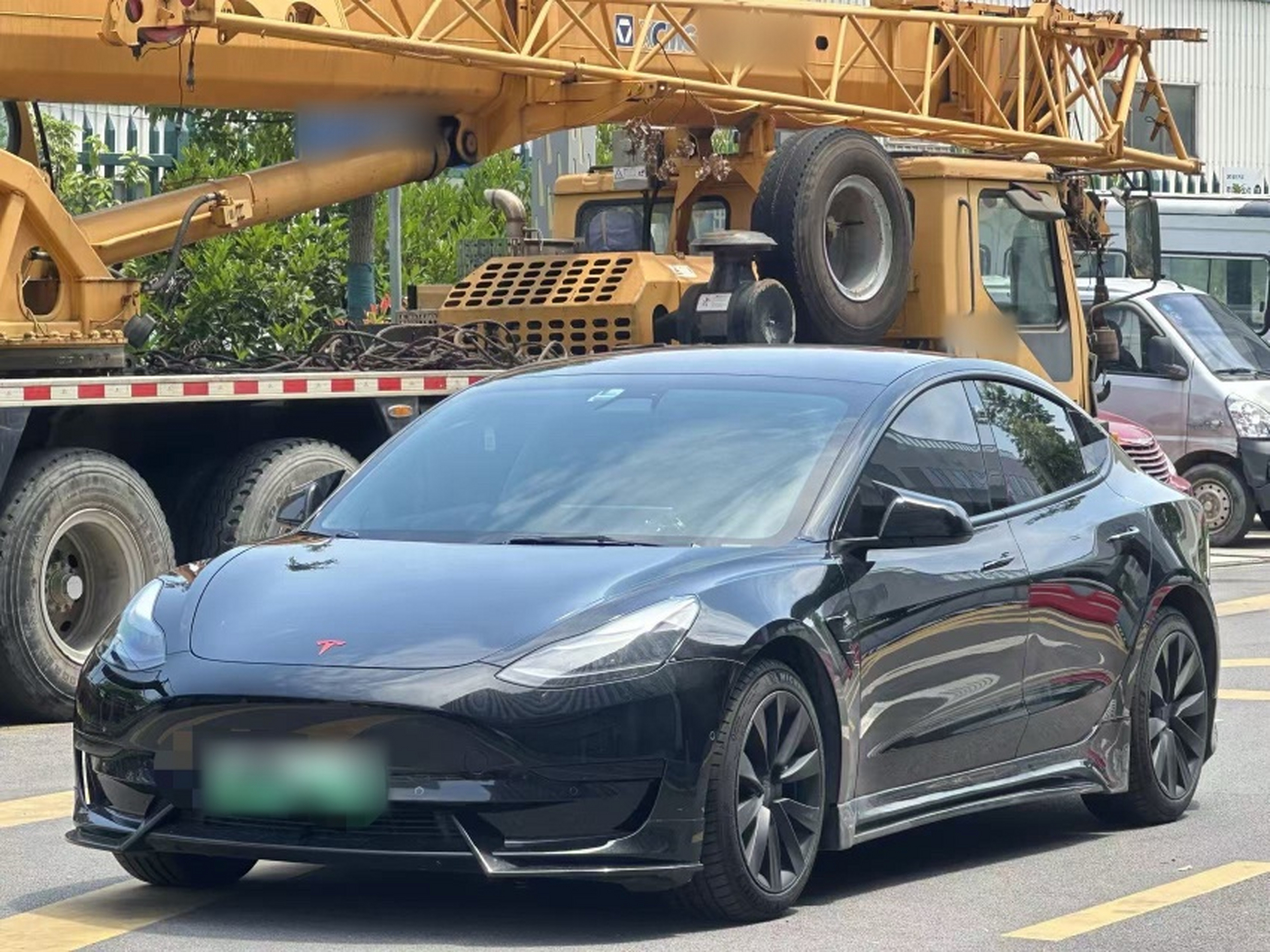 Под передней частью автомобиля