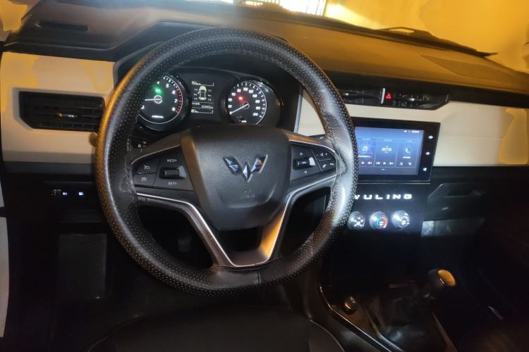 Used Wuling Hongguang PLUS 2019 1.5T Manual Luxury 7-Seater Steering Wheel