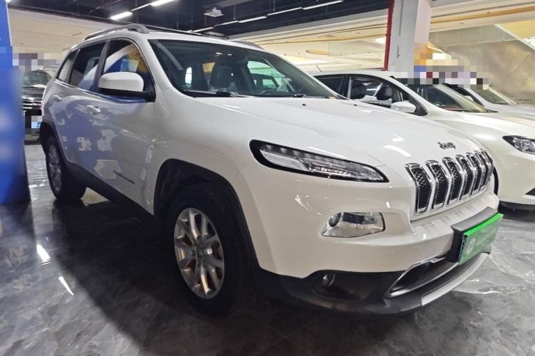 Used Jeep Cherokee 2017 2.0L Superior Edition Front Right 45 Deg