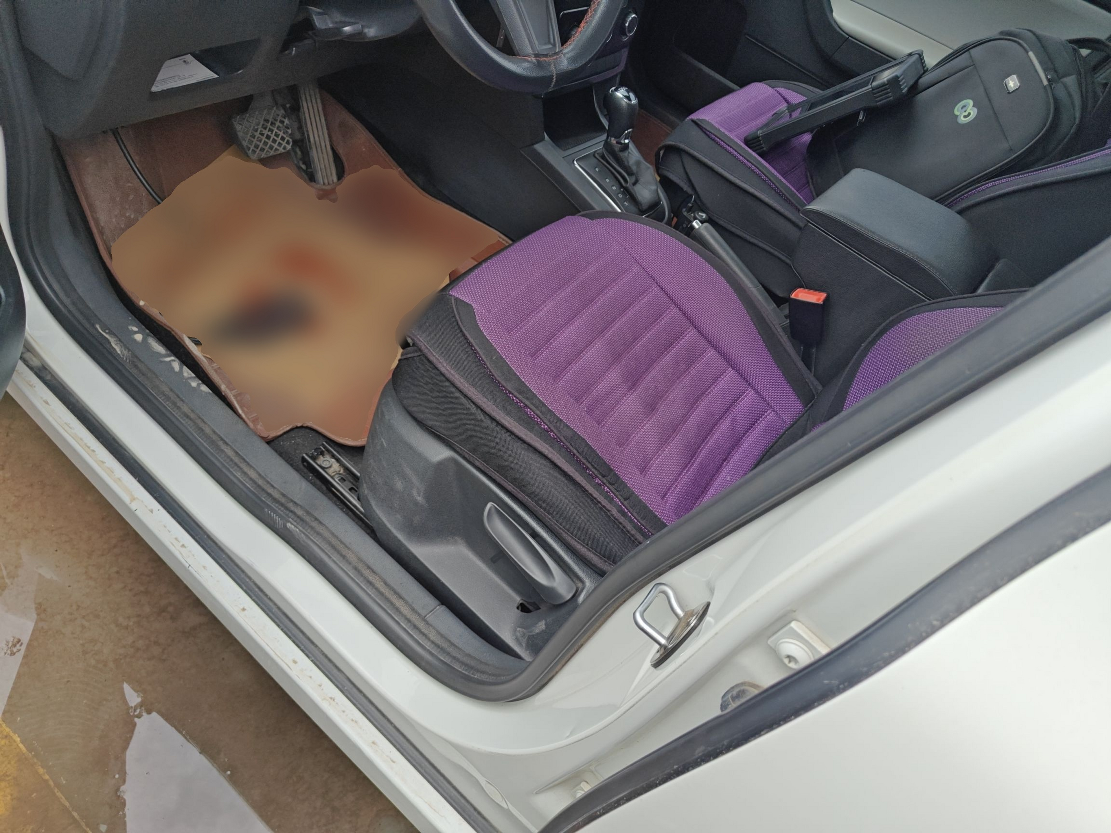 Переднее сиденье в автомобиле