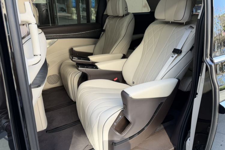 Used Denza D9 2024 DM-i 1050 Luxury Model