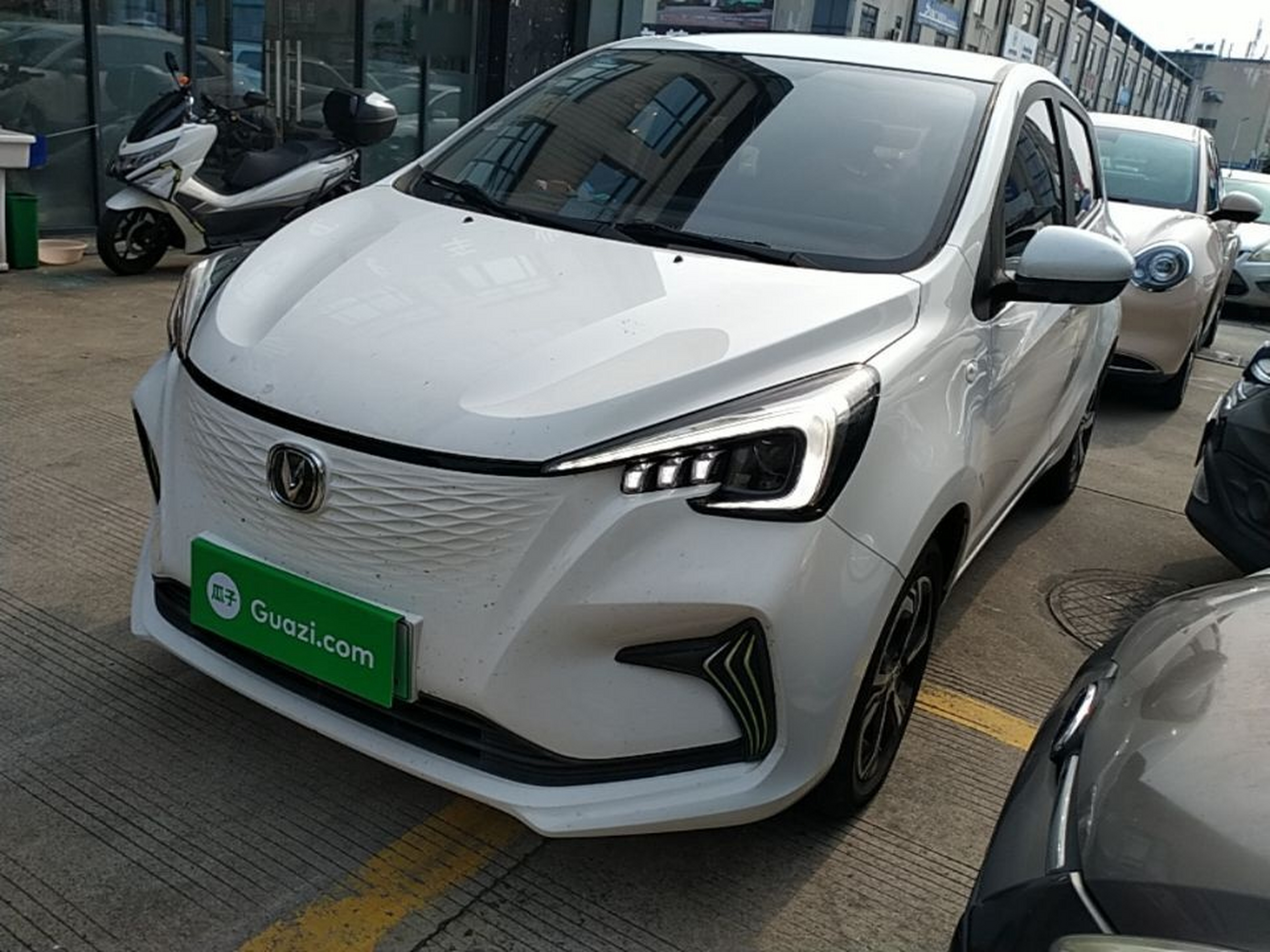 Unter der Vorderseite des Autos