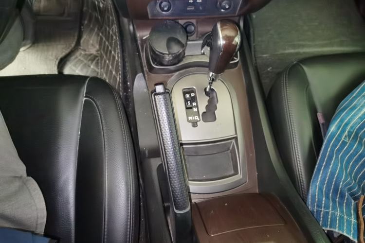 Used SsangYong Rexton W 2014 2.0T Four-Wheel Drive Luxury Navigation Version with 5 Seats
