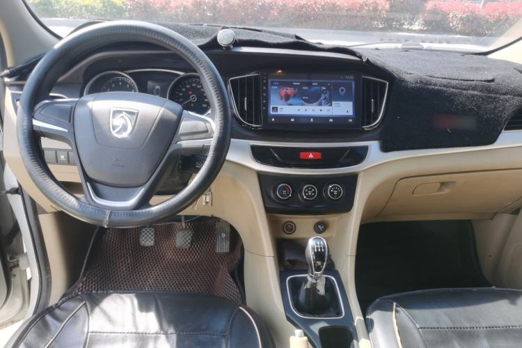 Used Baojun 730 2016 Revised 1.5L Manual Standard Version 7 Seats China V Emission Standard Center Console