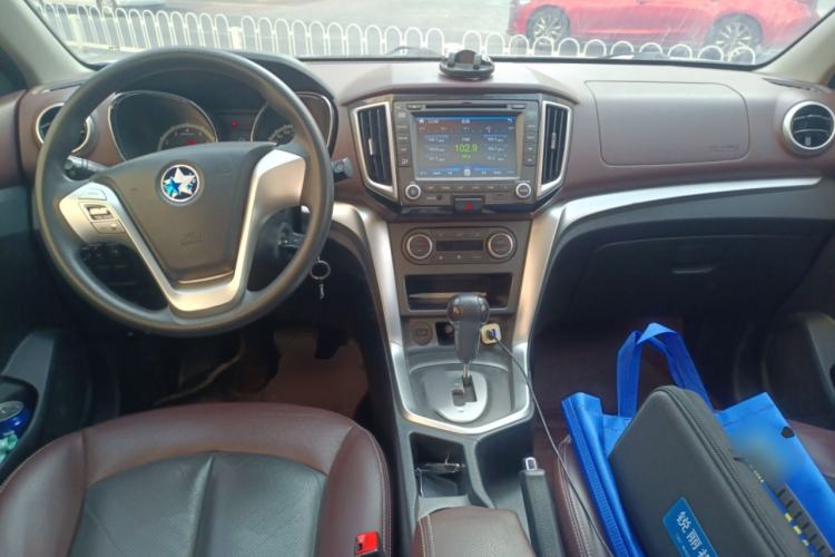 Used Venucia T70X 2015 2.0L CVT SmartFun Sport Edition
