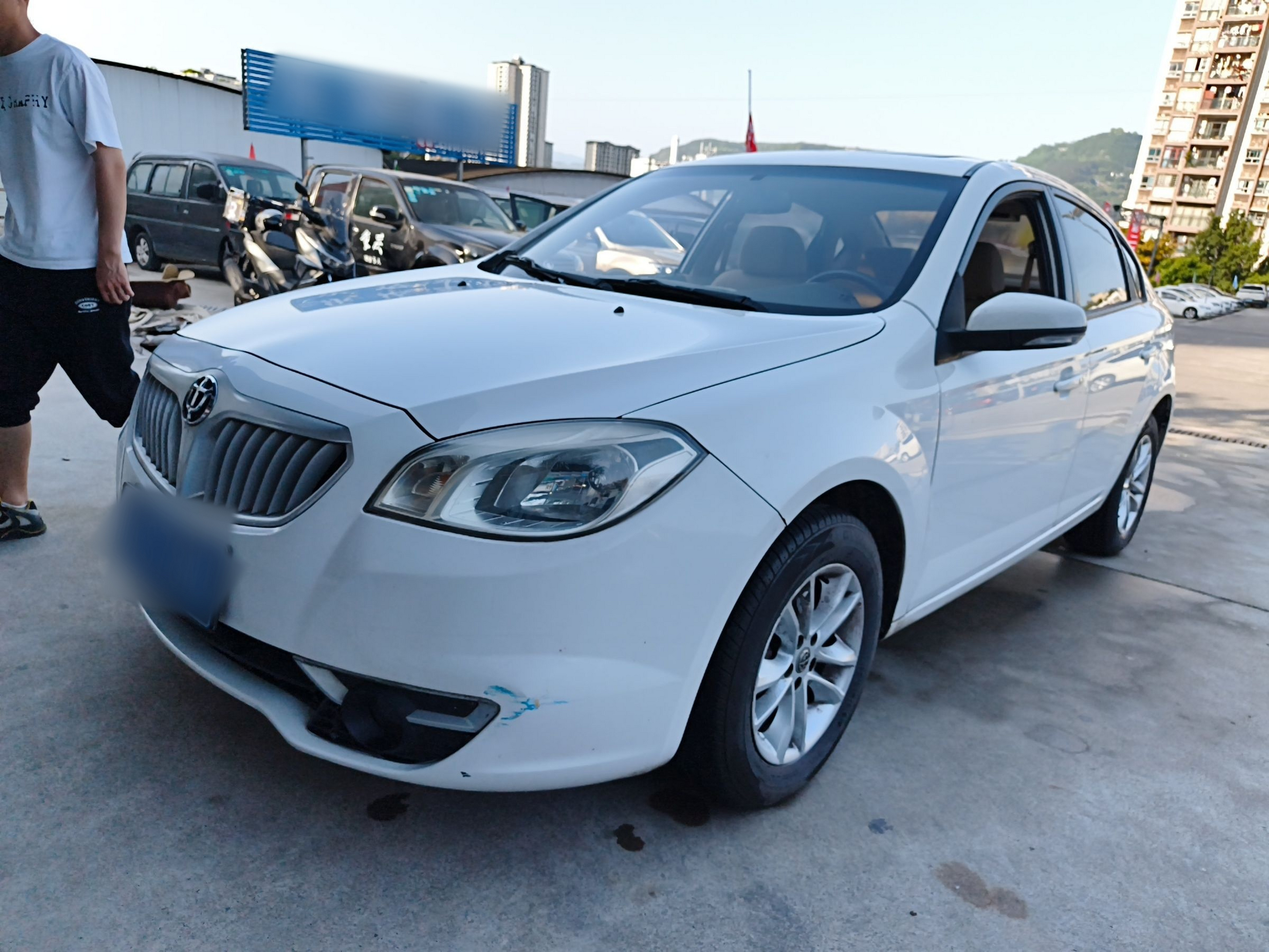 Под передней частью автомобиля