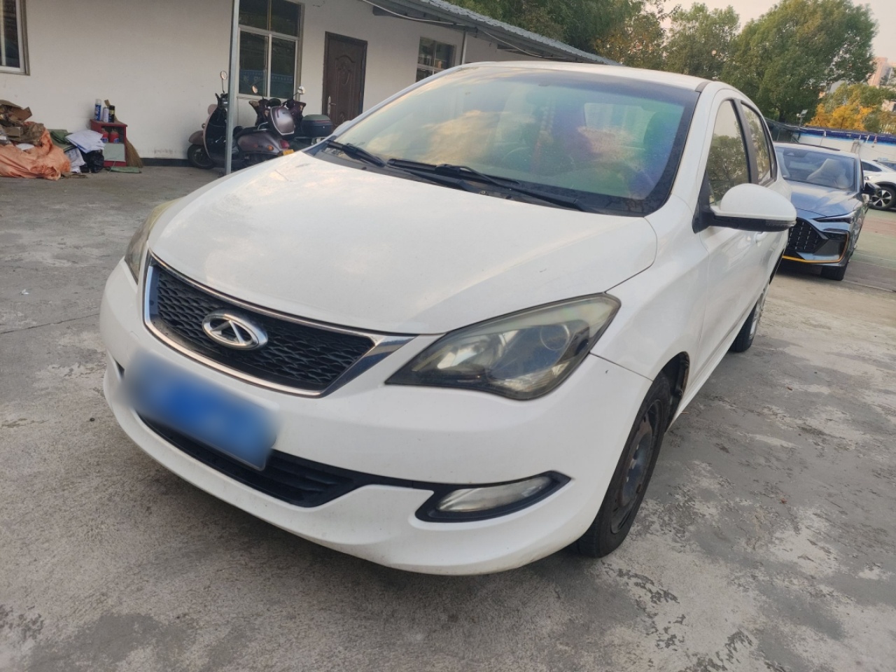 Под передней частью автомобиля