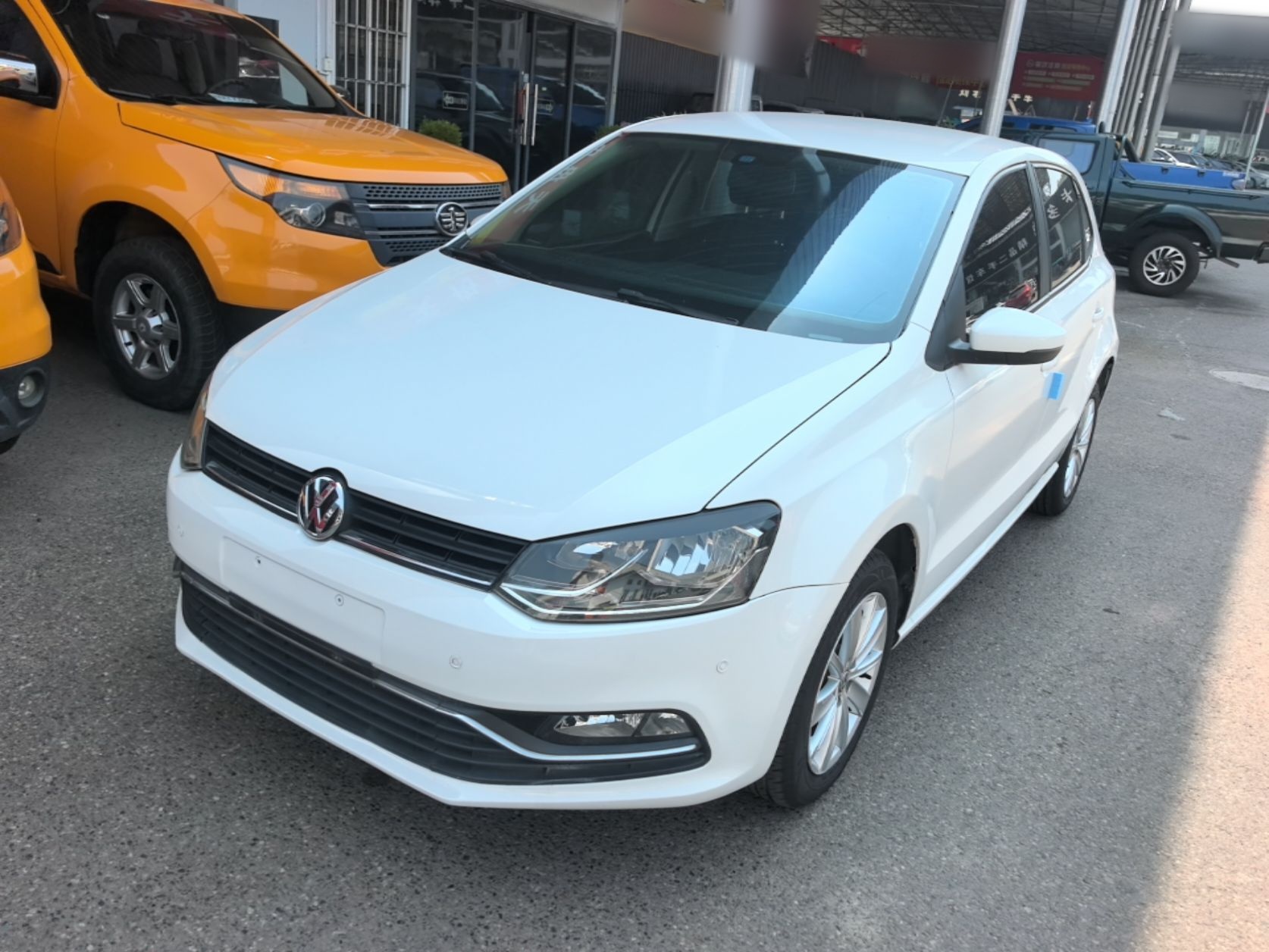 Unter der Vorderseite des Autos