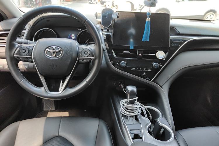 Used Toyota Camry 2023 2.0G Luxury Edition Center Console