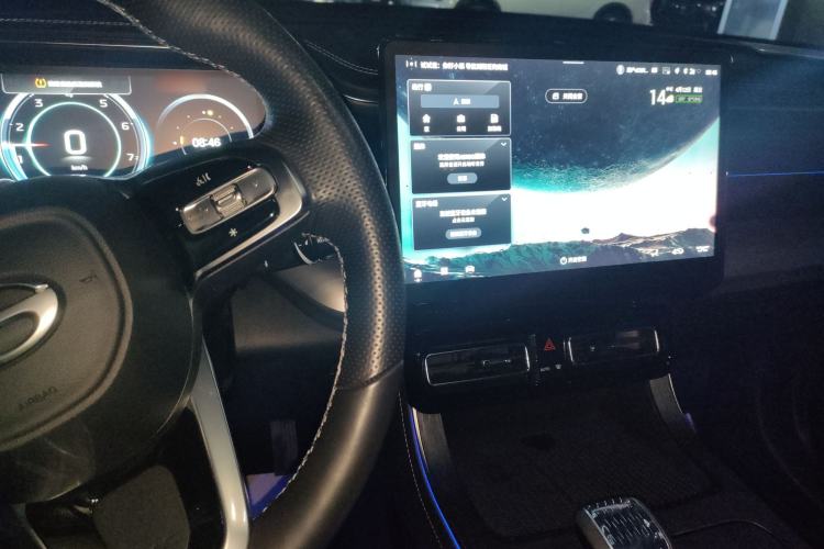 Used GAC Trumpchi GS8 2024 Linghang Series 2.0 TGDI Two-Wheel Drive Luxury Smart Connectivity Version Center Console