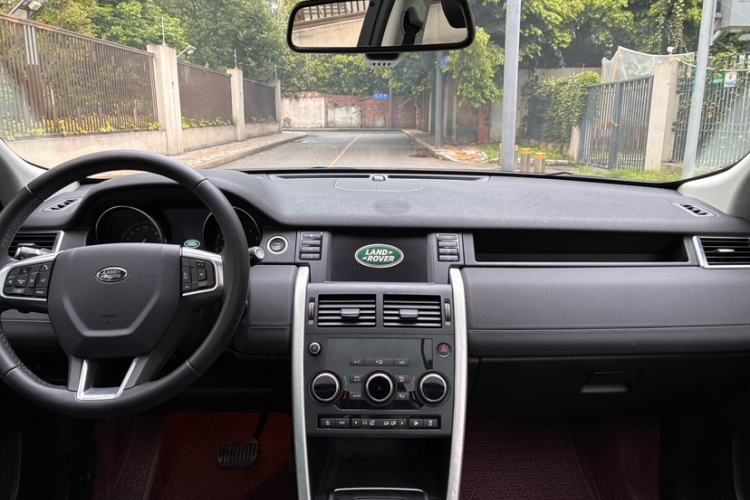 Used Land Rover Discovery Sport 2019 240 PS SE Version China VI Standard Audio And AC Panel
