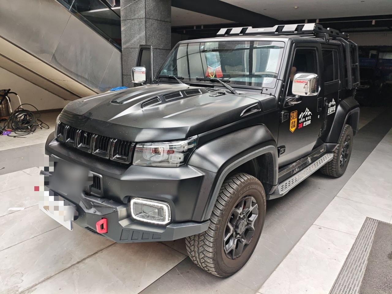 Под передней частью автомобиля