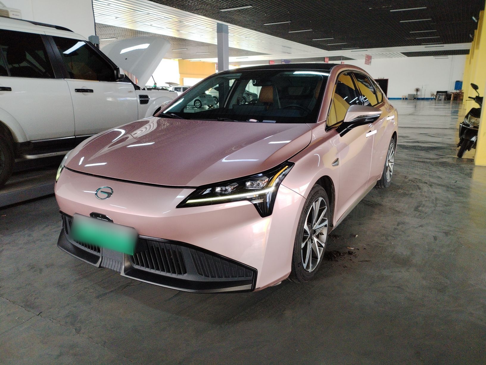 Под передней частью автомобиля