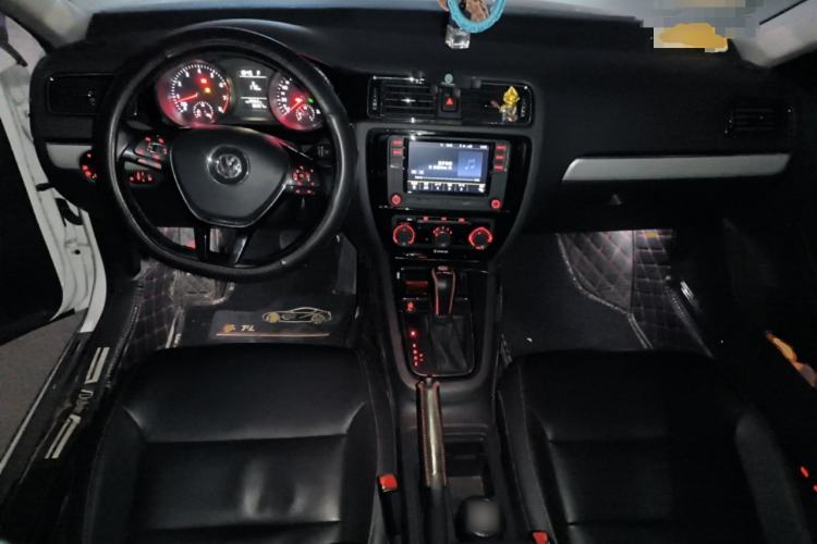 Used Volkswagen Sagitar 2017 230TSI Automatic Comfort Version Center Console