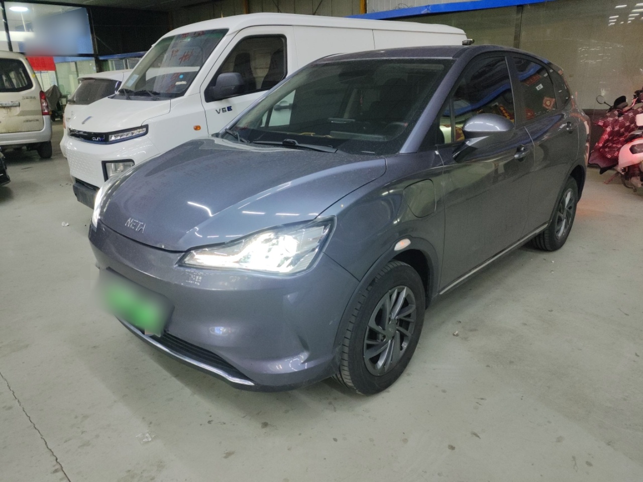 تحت مقدمة السيارة